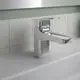Waschtischarmatur aus Chrom von Ideal Standard mit seitlichem Hebel. Elegant gestaltet für moderne Waschbecken, montiert auf einer hellen Oberfläche.